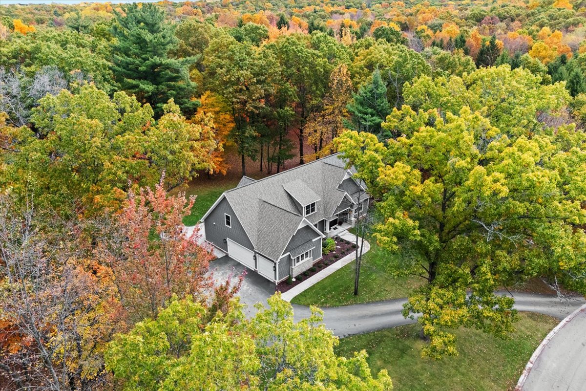 Oxford Michigan home and wooded setting
